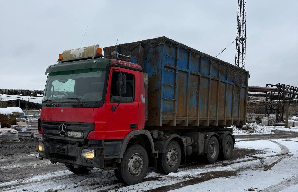 Mercedes Benz Actros мультилифт — вывоз контейнеров 20 м³ в Ленинградской области